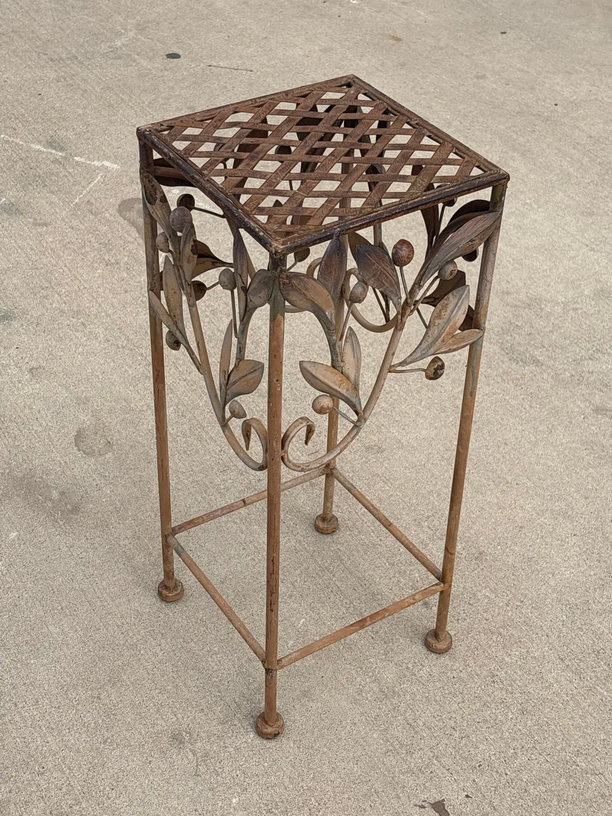 Small Metal Pedestal With Leaves 1