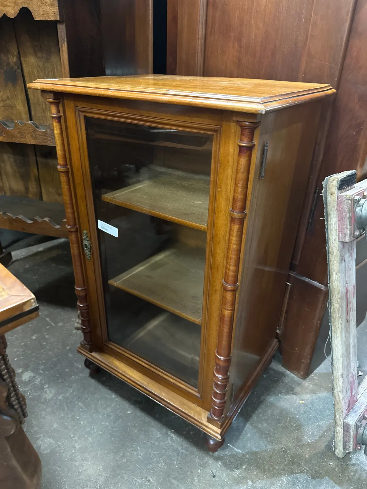 Small Cherry One Door Vitrine With Columns 1