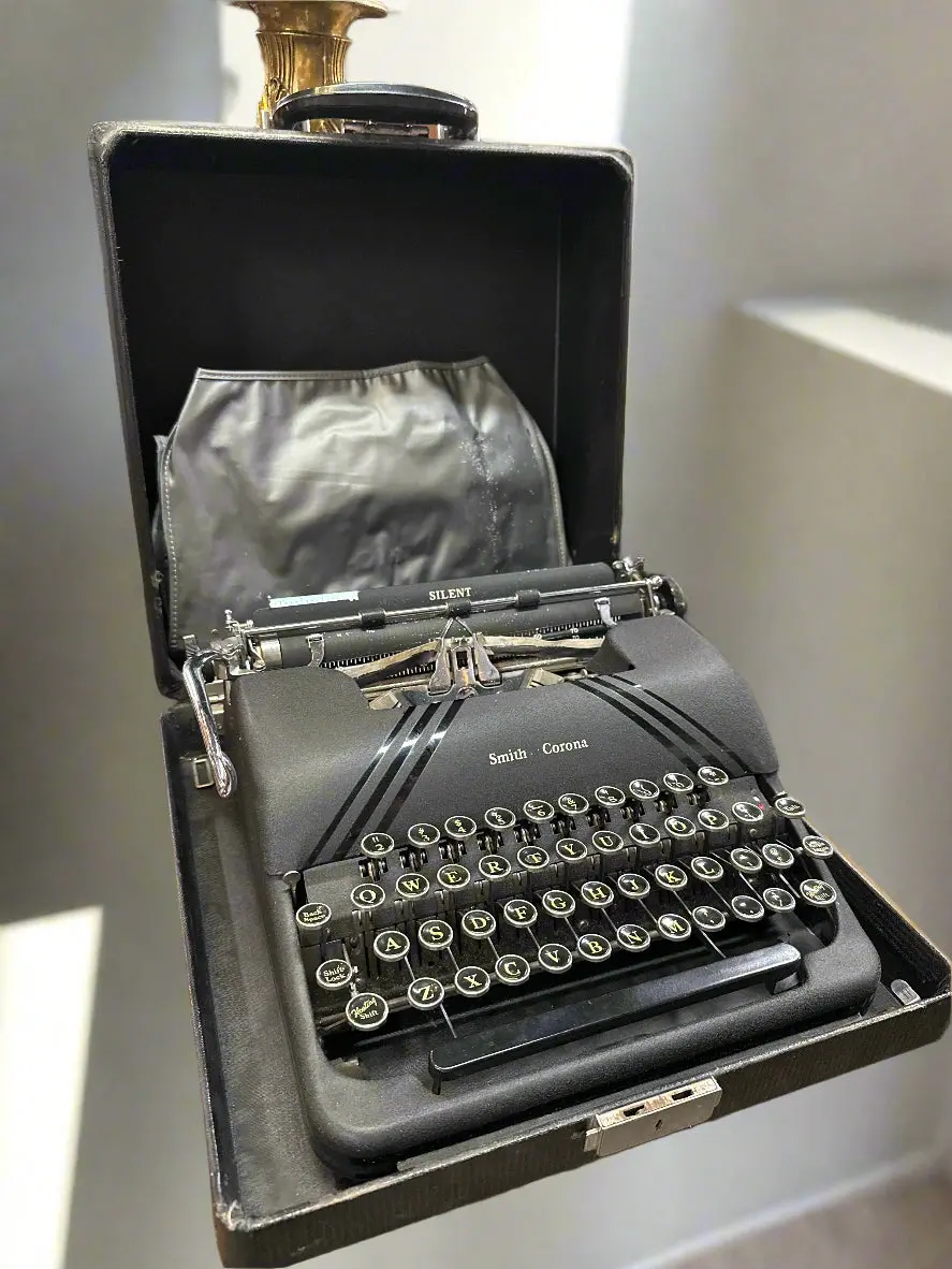 Vintage Typewritter In Case 1