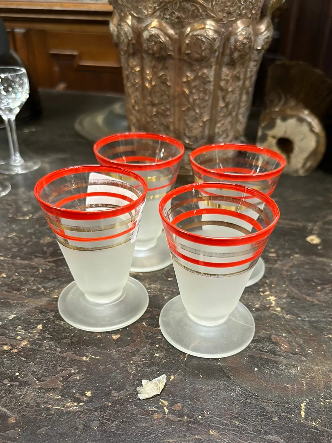 Set Of 4 Footed Glasses With Stripes 1