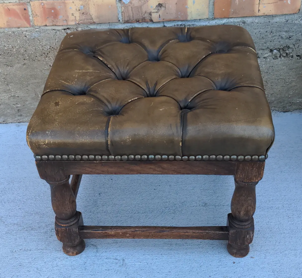 Tufted Leather Stool With Turned Wood Legs 1