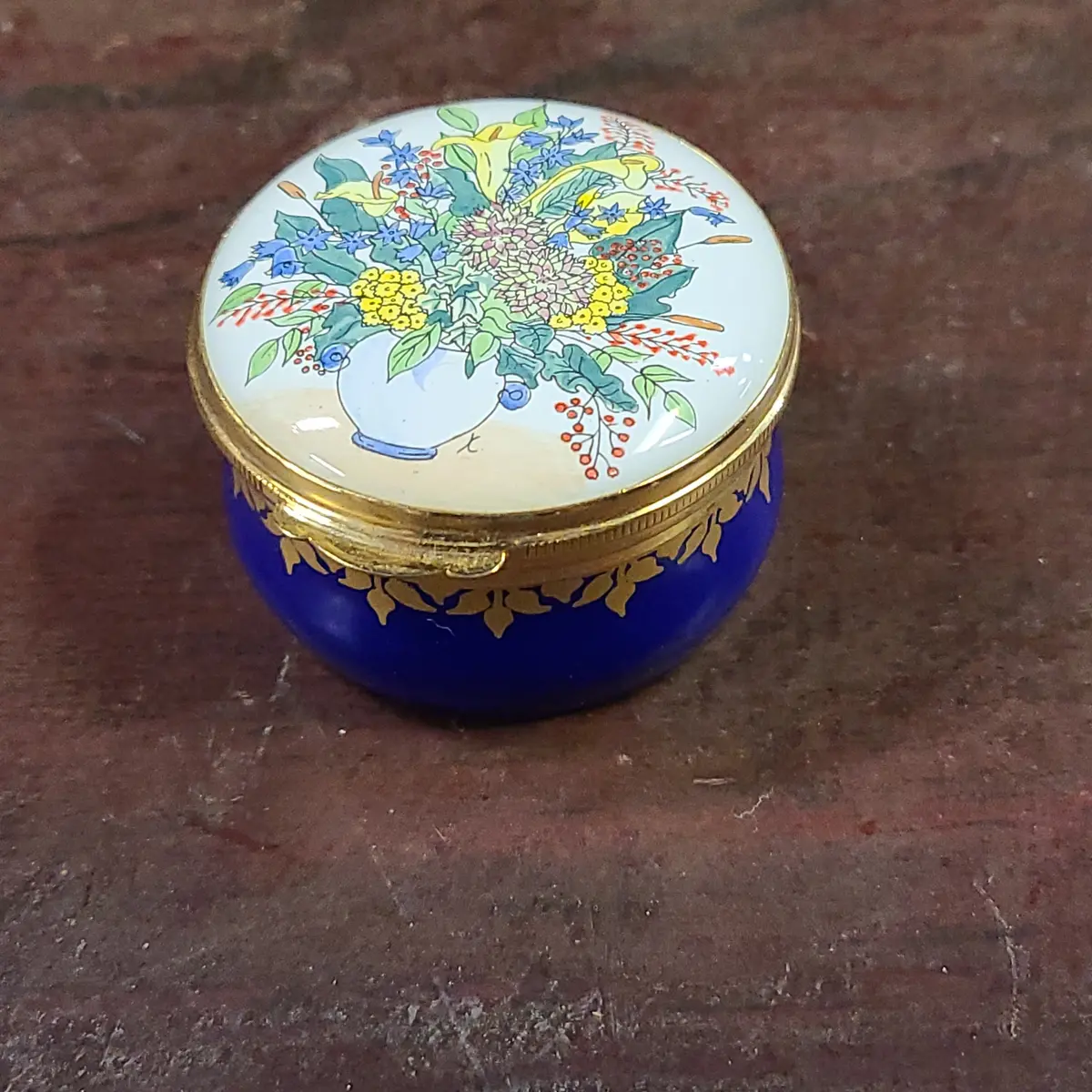 English Tiny Floral Lid Box With Vase 1