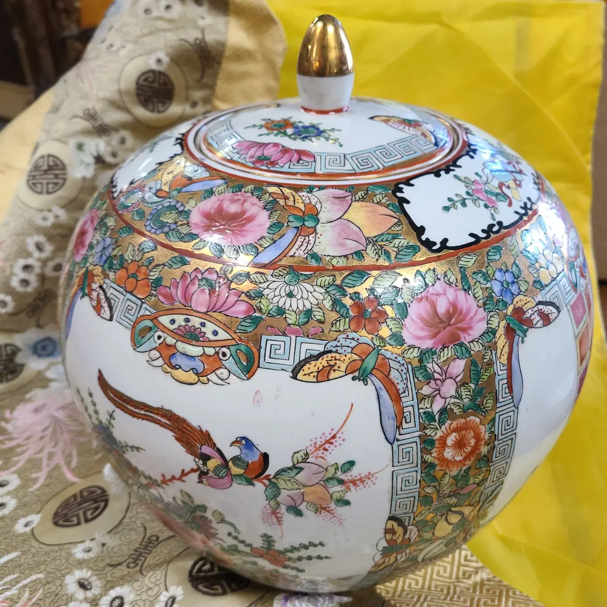 Large Rose Medallion Urn With Lid 1