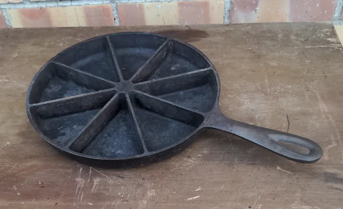 Cast Iron Cornbread Skillet 1