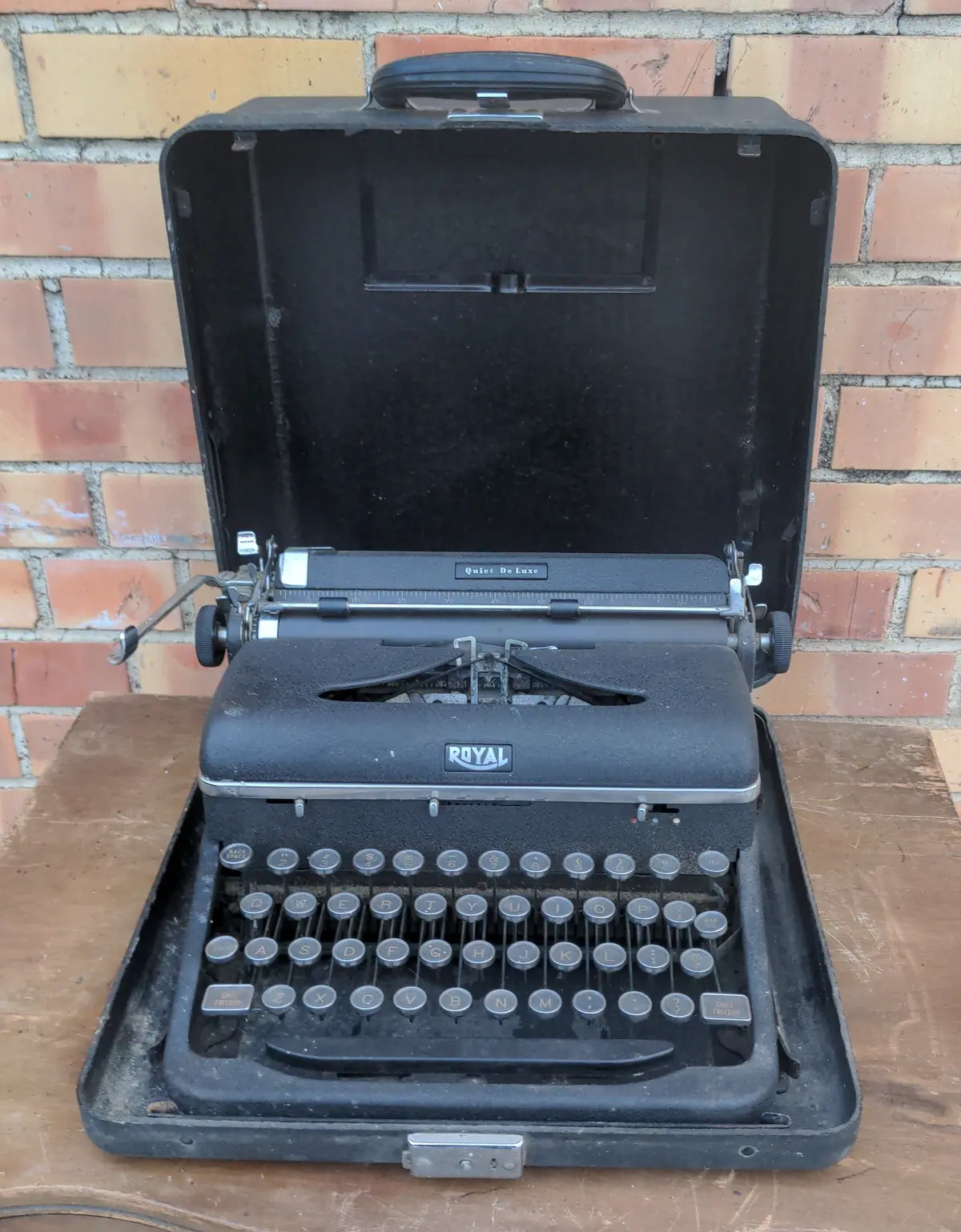 Royal Quiet Deluxe Typewriter In Case 1