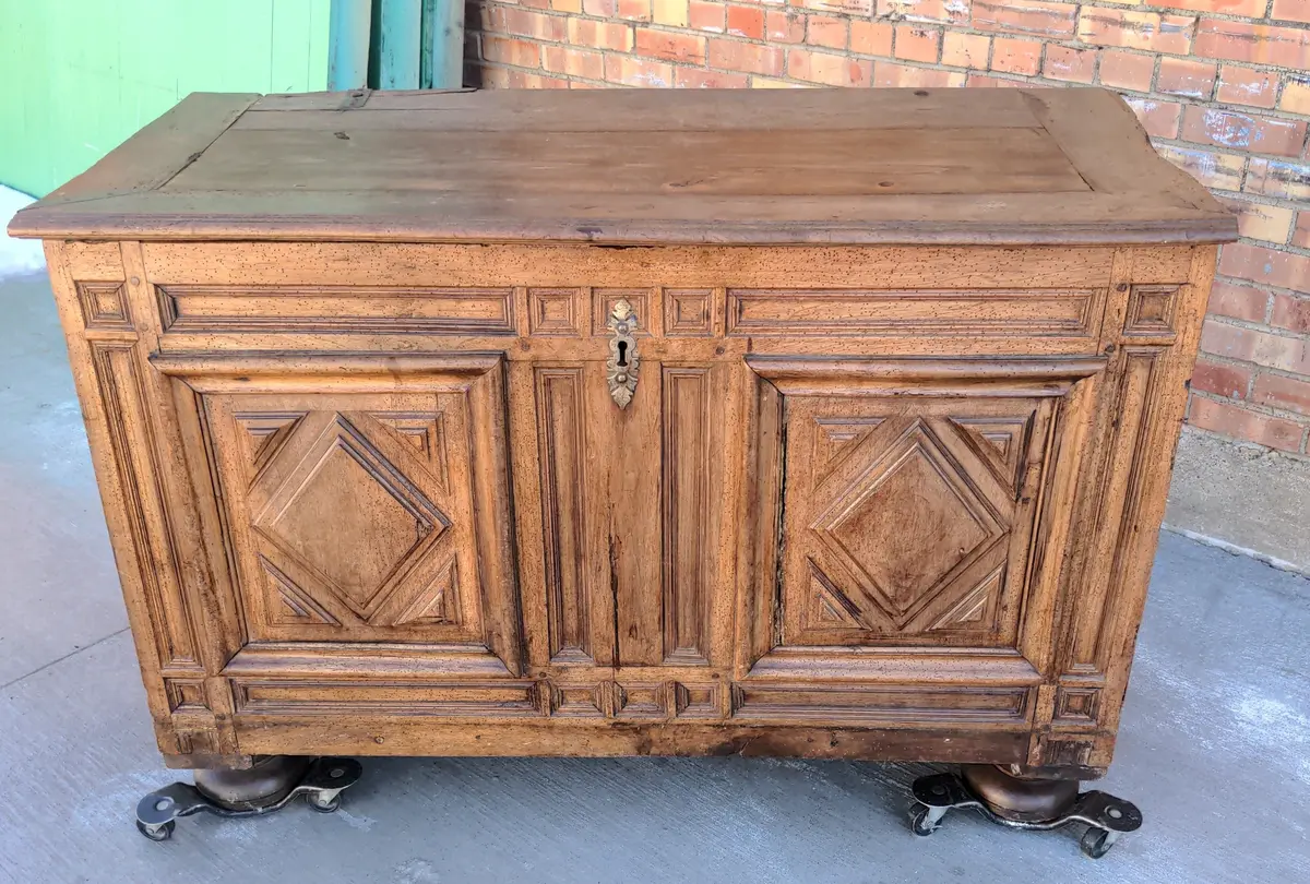 Early Trunk With Strap Hinges 1