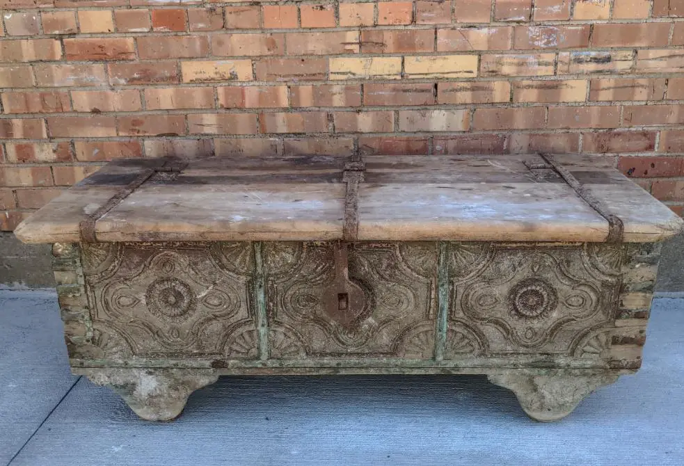 Indian Trunk Coffe Table With Iron Straps And Green Paint 1