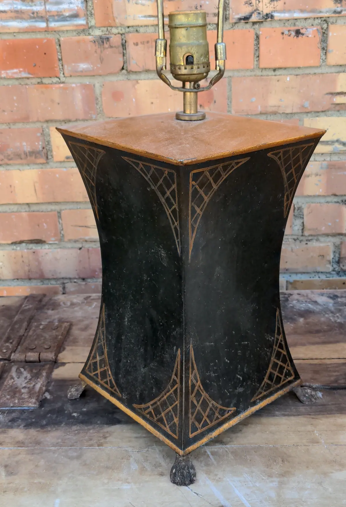 Black Tole Lamp 1