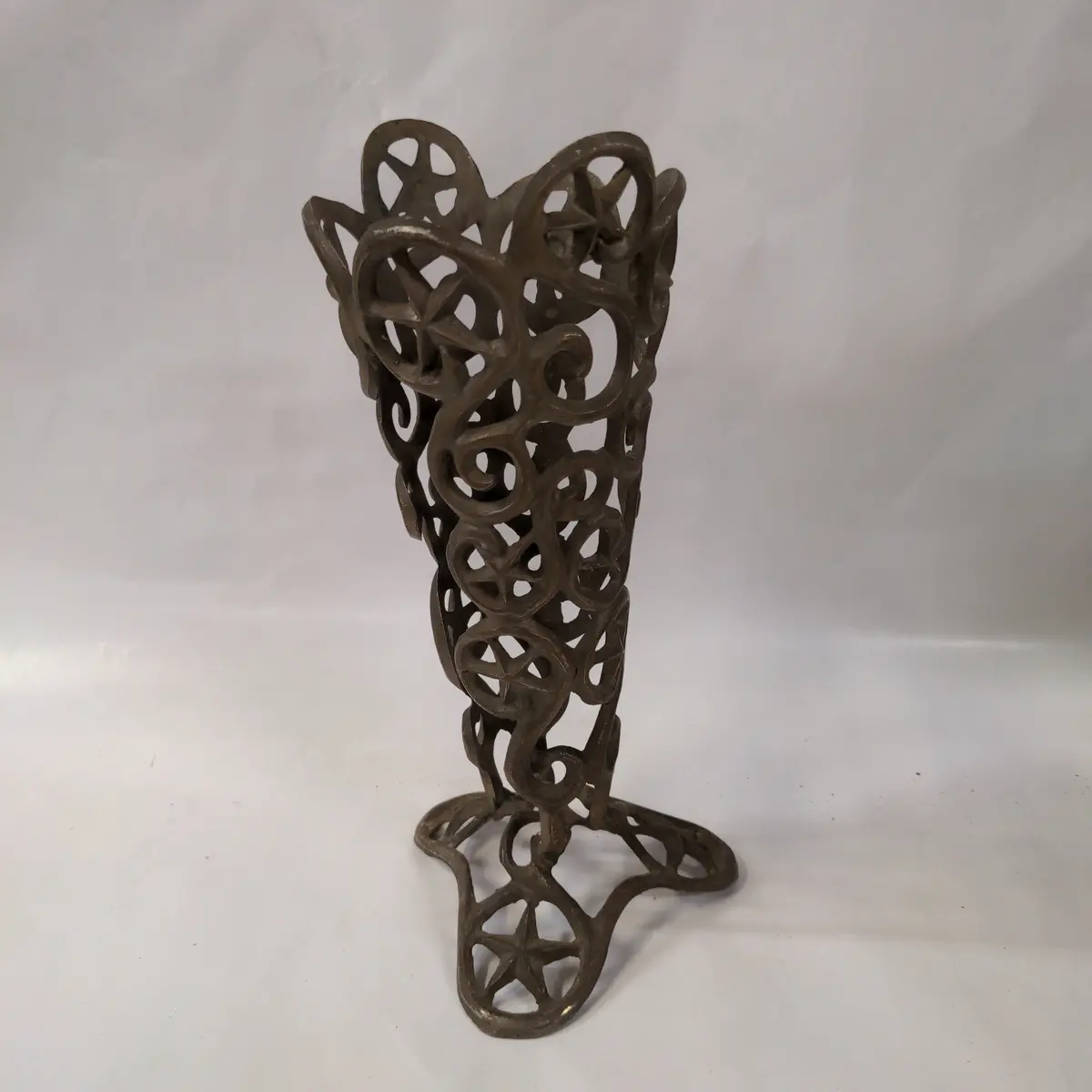 Iron Vase Holder 1