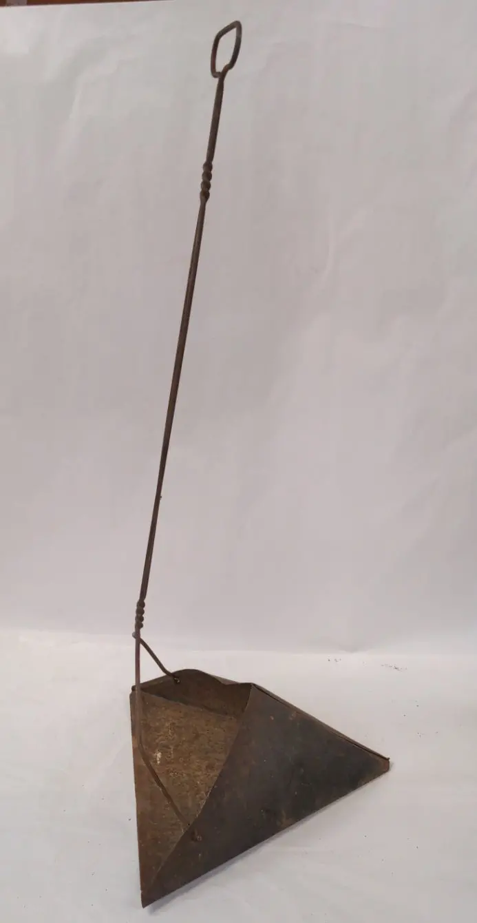 Tin Folding Triangular Dustpan 1