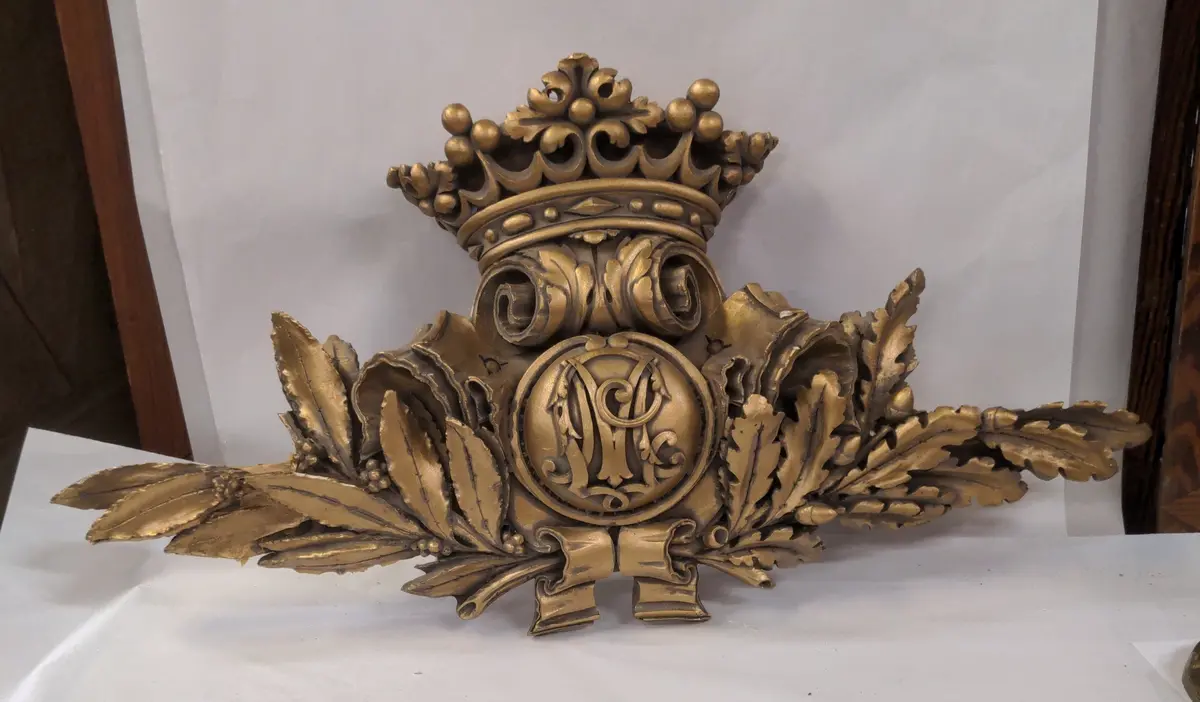 Large Composition Pediment With Crown 1