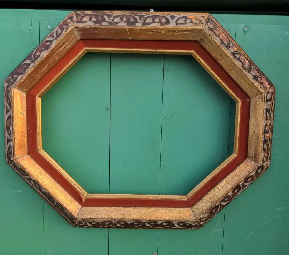 Florentine Octagon Frame With Velvet Filet 1