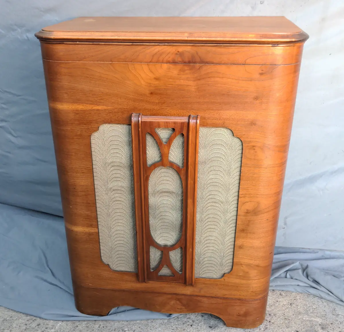 Silvertone Walnut Floor Model Record Player & Radio 1
