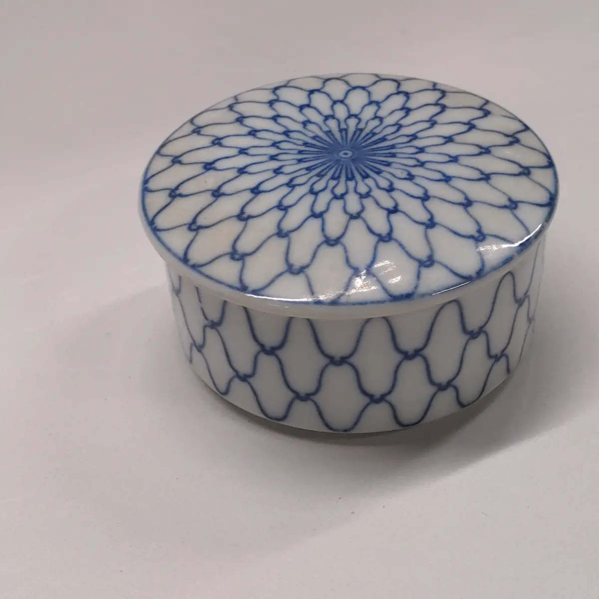Blue And White Porcelain Lidded Round Box 1