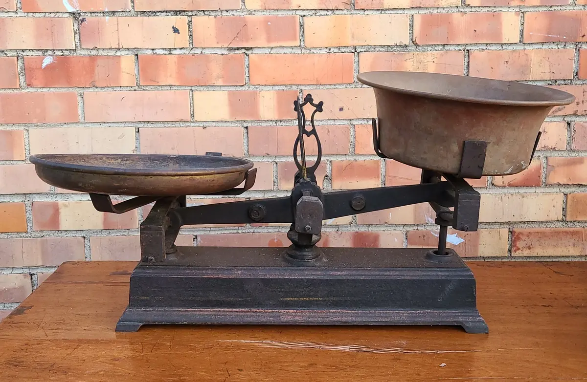 Belgian Black Cast Iron Counter Scale 1