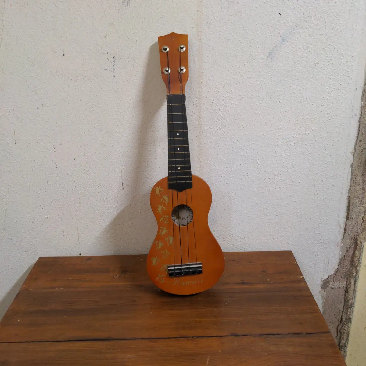Small Vintage Ukelele 1