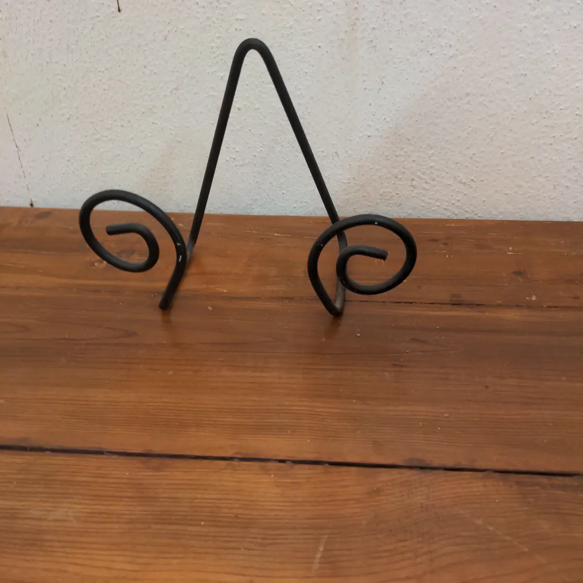 Black Wrought Iron Plate Stand 1