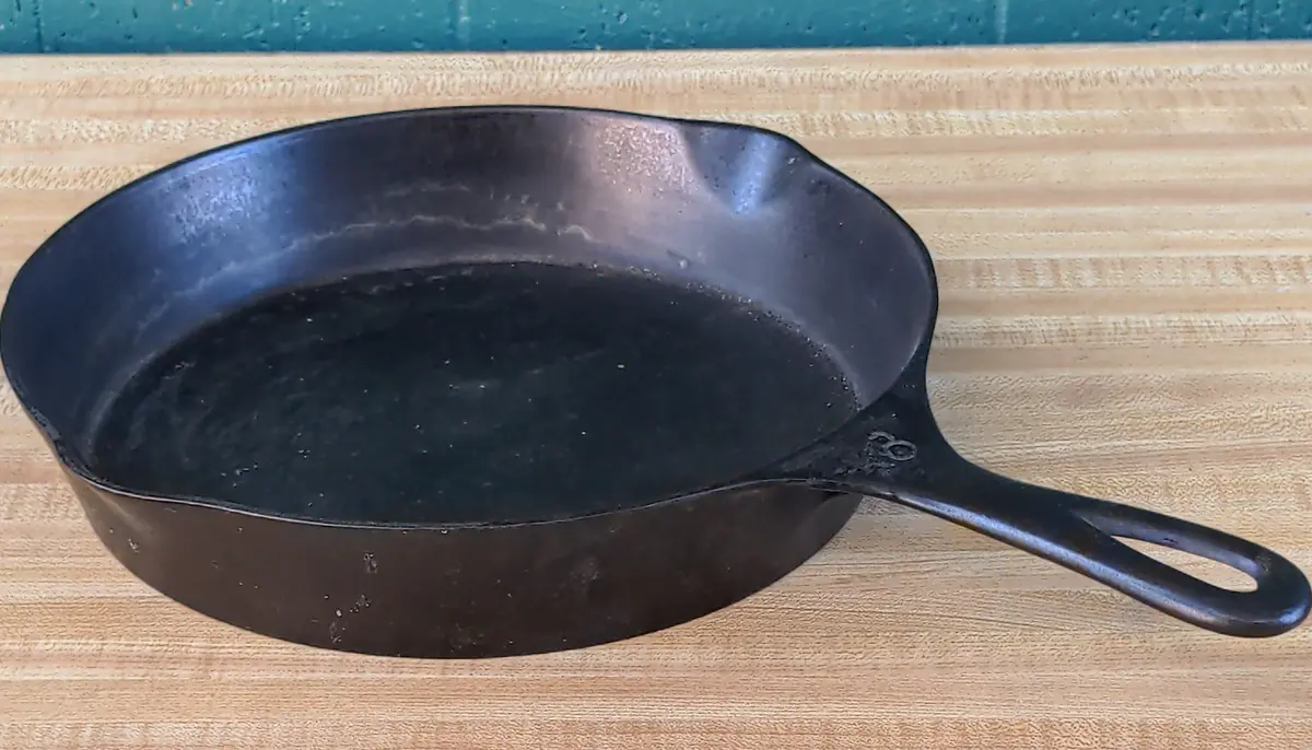 Wagner #8 Medium Cast Iron Skillet 1