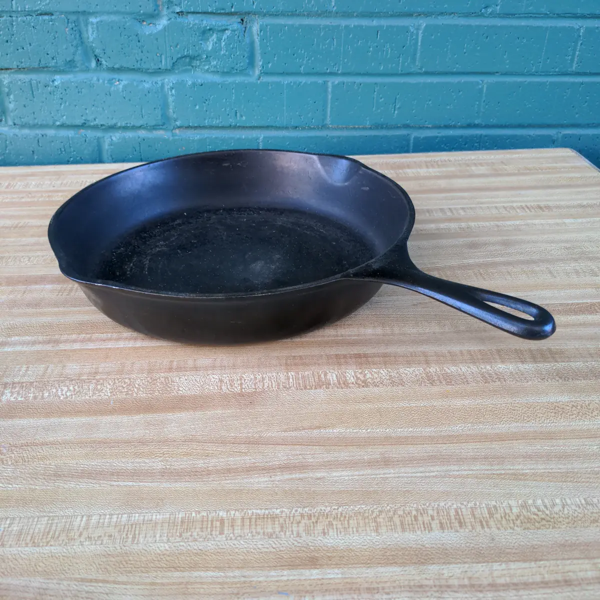 Wagner #10  Large Cast Iron Skillet 1