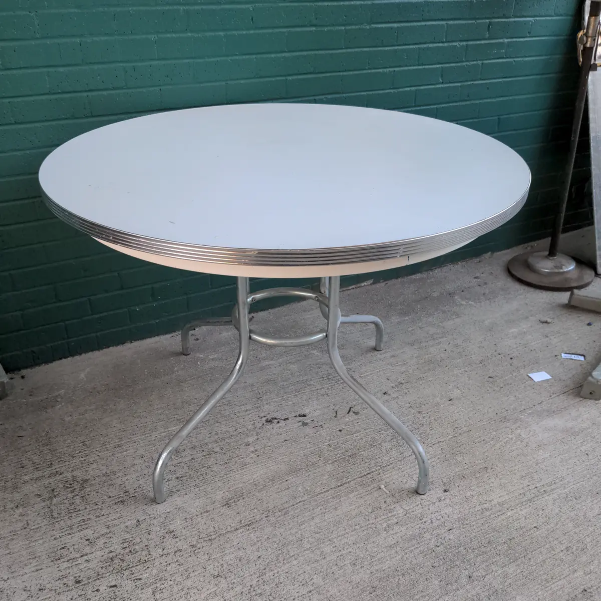 Round 50'S Style Kitchen Table 1