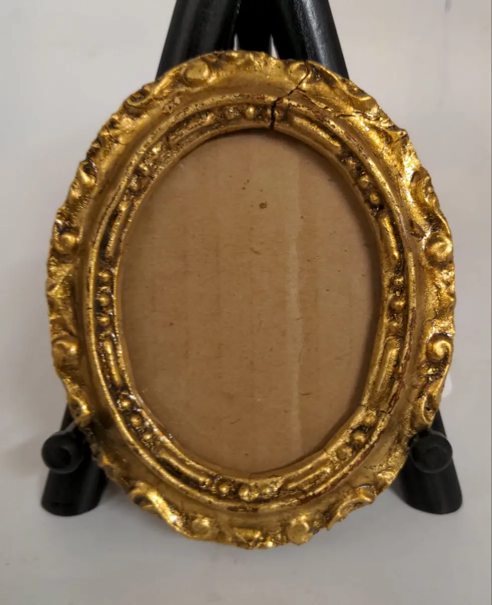 Small Giltwood Oval Frame 1