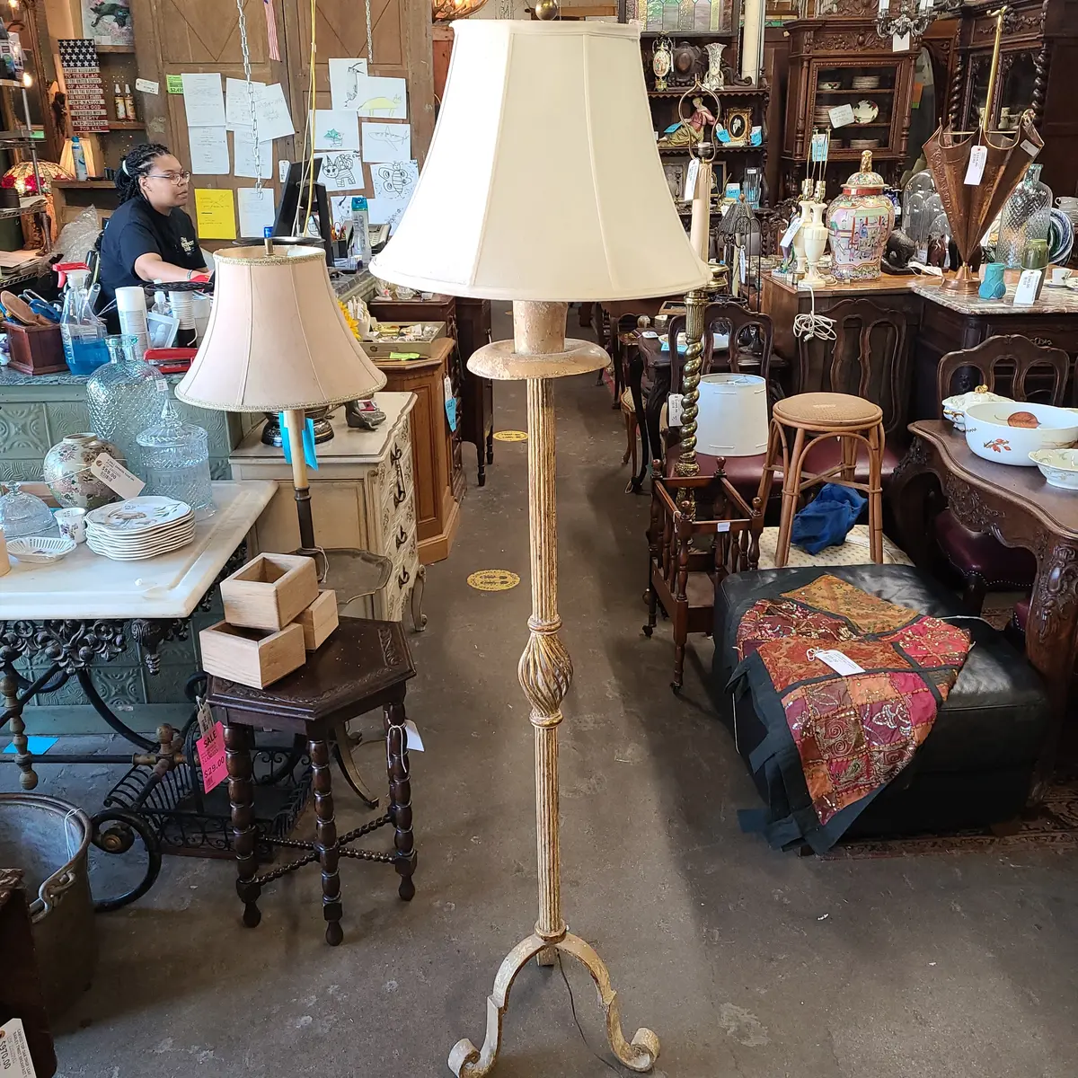 Metal Floor Lamp With Gold Leaf 1