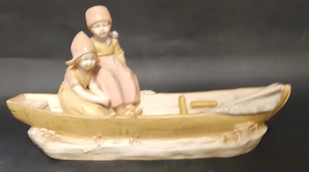 Royal Dux "Dutch Kids In Boat" 1