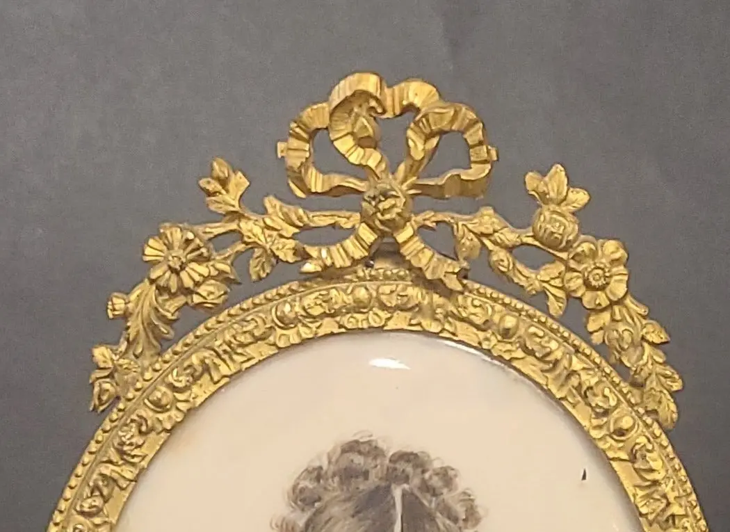 Signed Small Oval Framed Painting Of Queen Reine Louise 1