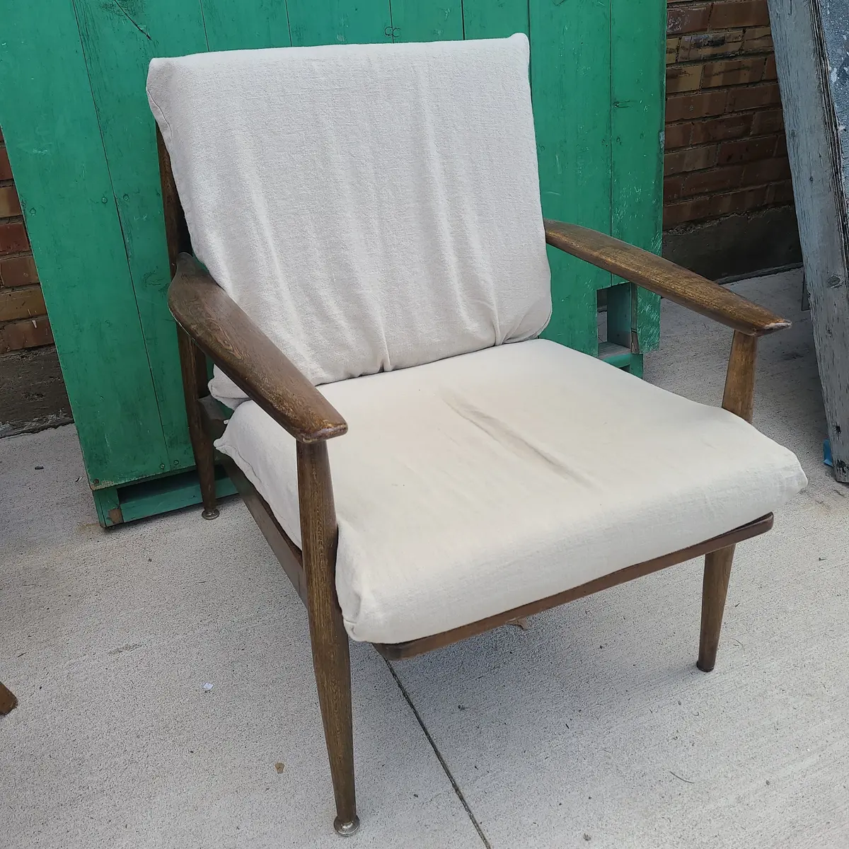 Mid Century Chair With Arms 1