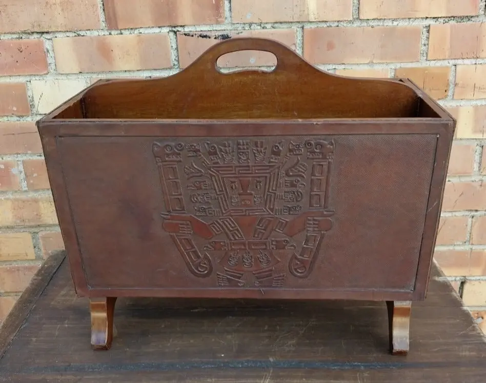 Magazine Rack With Embossed Leather 1