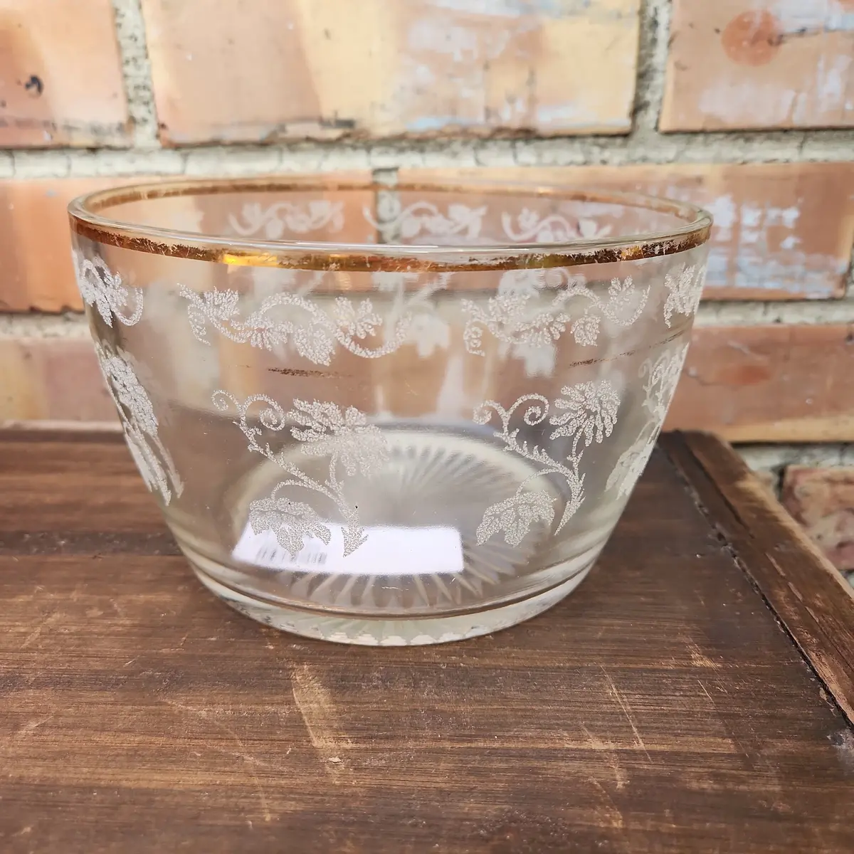 Embossed Glass Serving Bowl 1