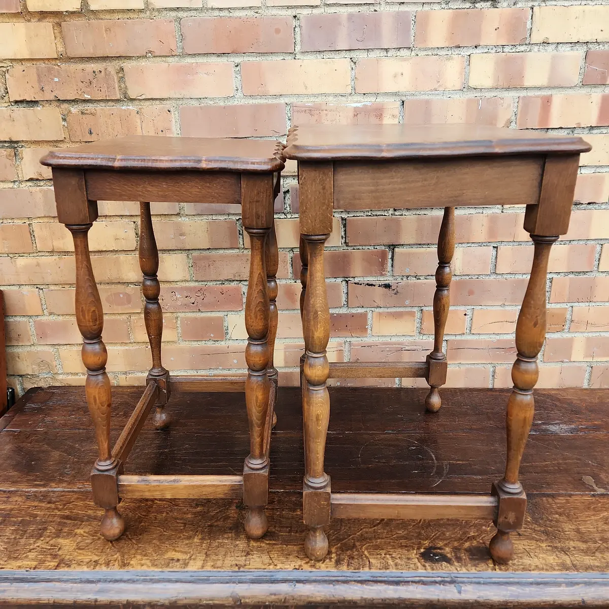 Set Of 2 Baluster Turned Oak Nesting Tables 1