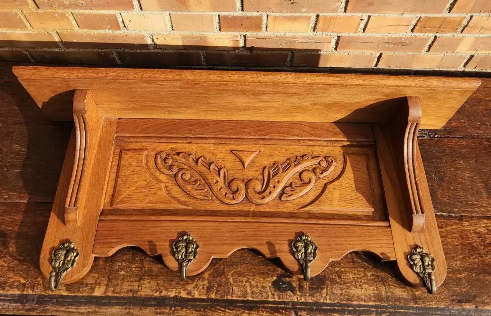 Character Hooked Oak Wall Rack 1
