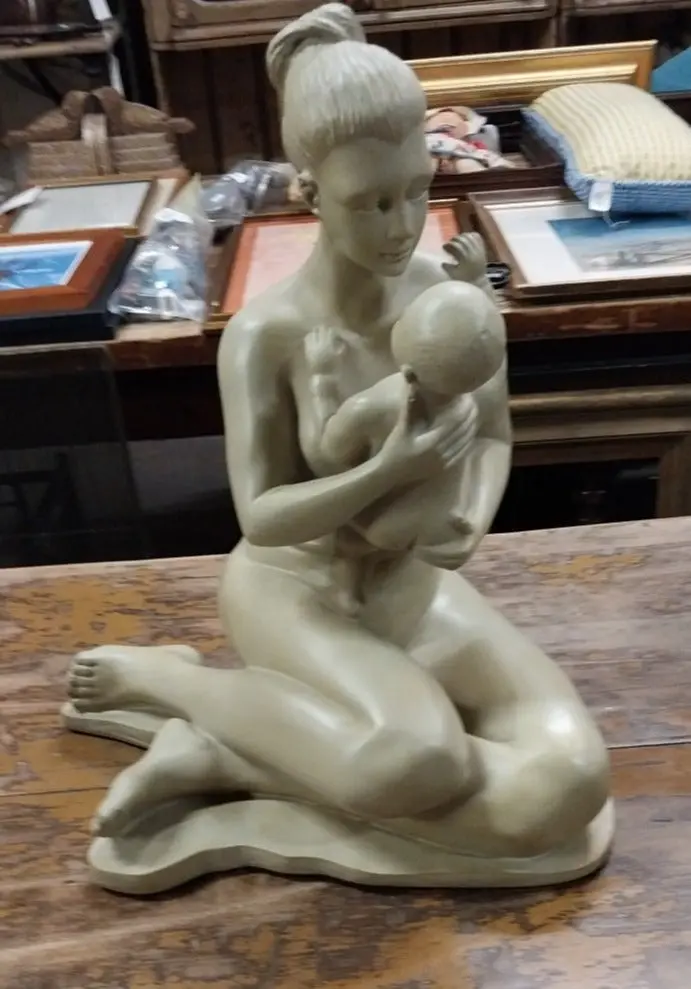 Composition Mother And Child Statue 1