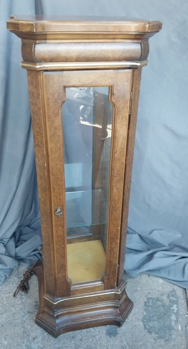 Lighted Pedestal Display 1
