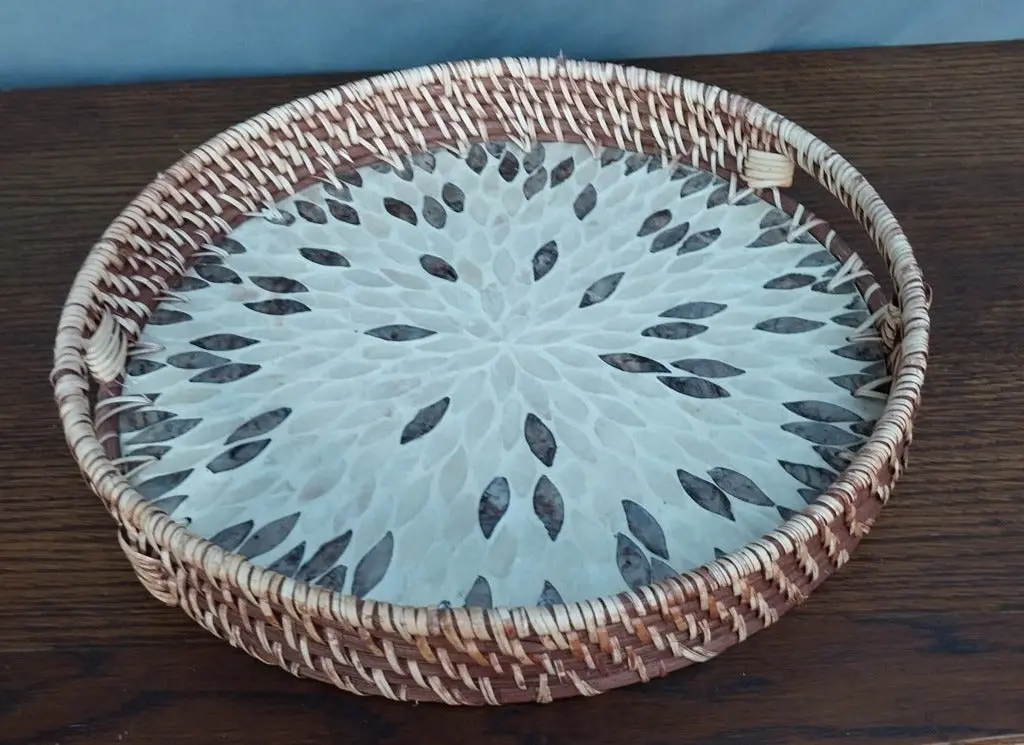 Round Woven Tray With Black And White Bottom 1