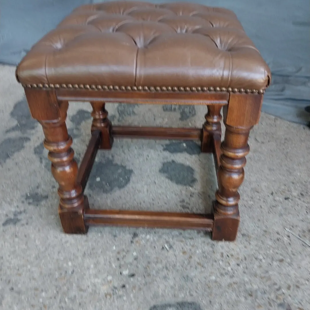 Tufted Leather Ottoman 1