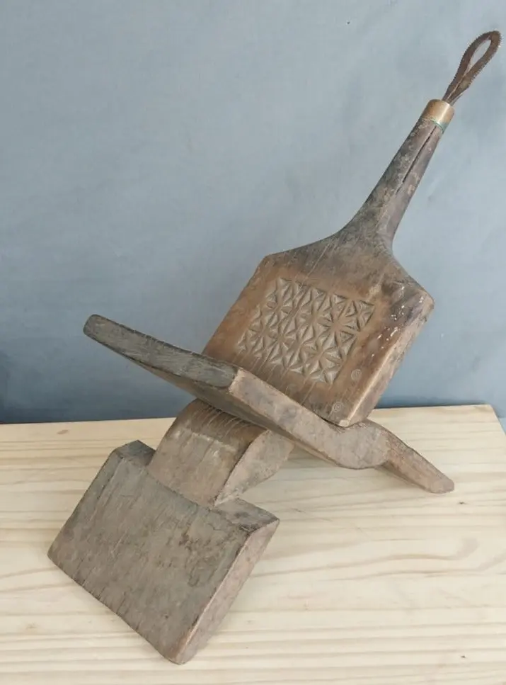 Folding Koren Book Stand 1