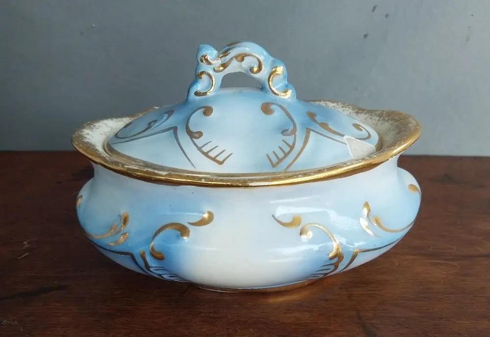 Blue And White With Gold Hair Receiver-As Found Lid 1