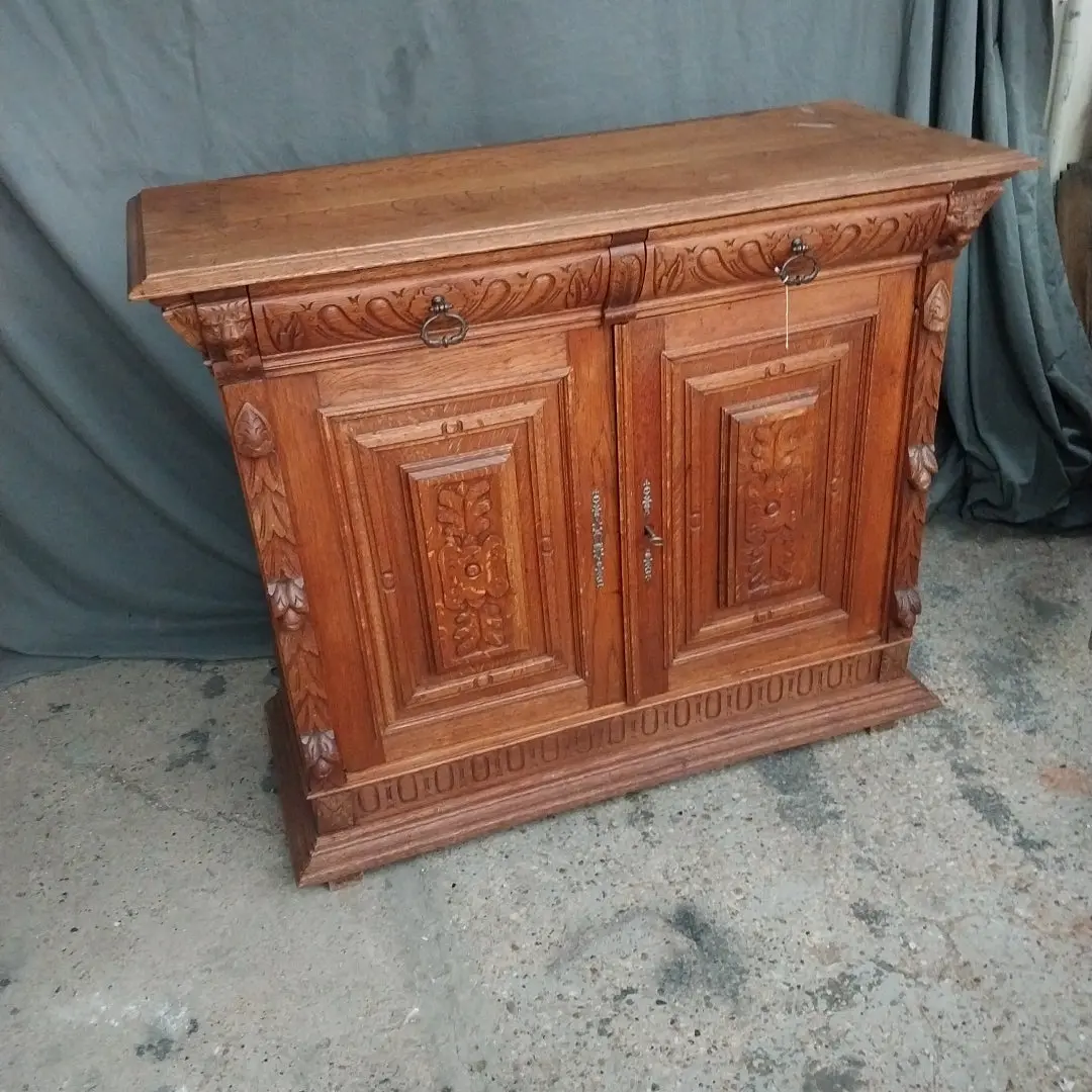 Henry Ii  Lion Head Accented Oak Server 1