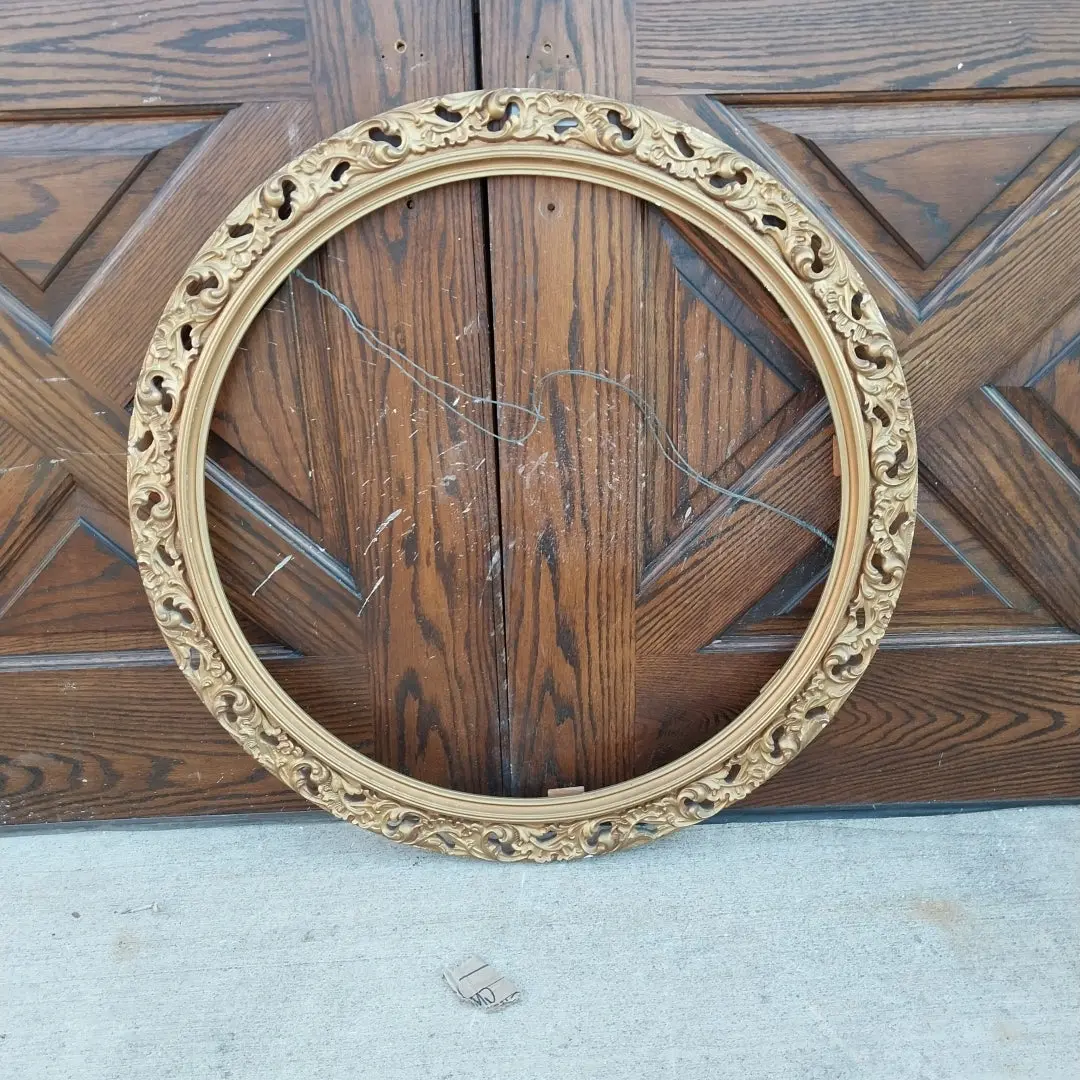 Gold Ornate Round Frame 1