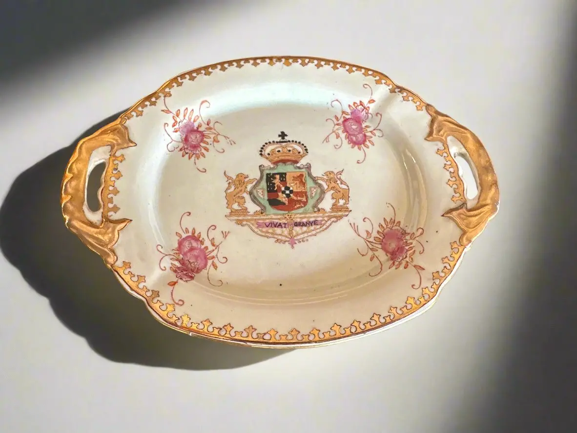 Small Tray With Crest And Crown 1