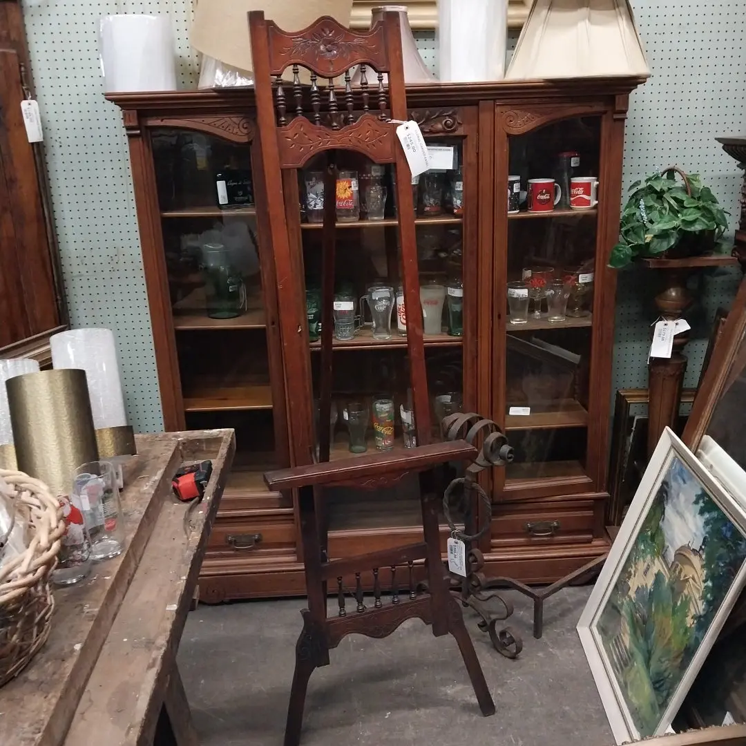 Floral Carved Adjustable Easel 1