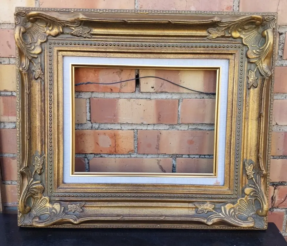 Small Resin Gilt Frame With Linen Filet 1