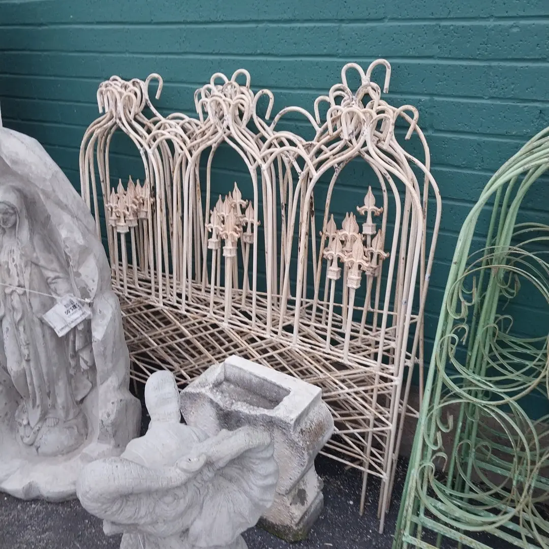 Low Ivory 3 Panel Fence With 3 Fluer Di Lis In Hoops 1