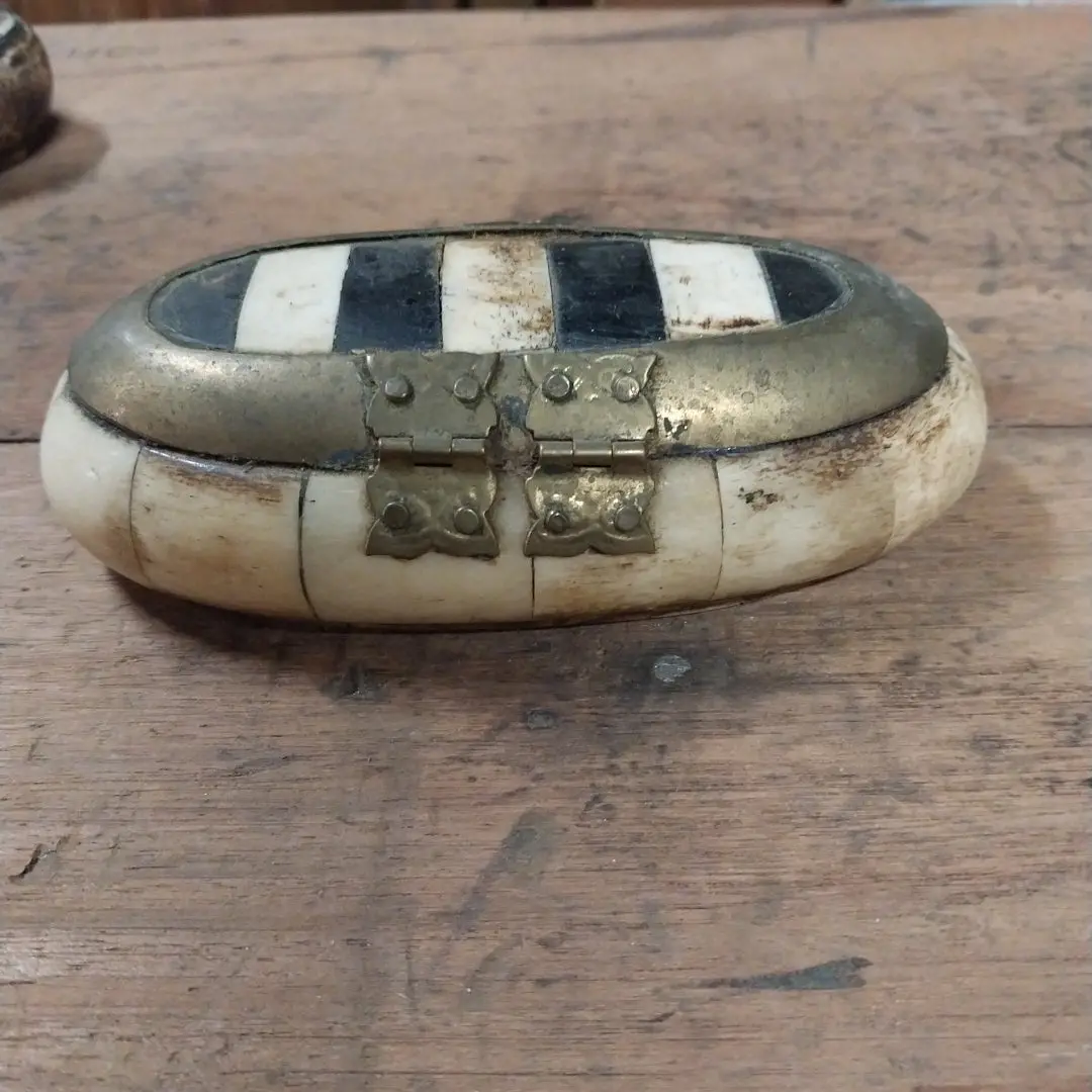 Oval Bone Box With Black And White Lid 1