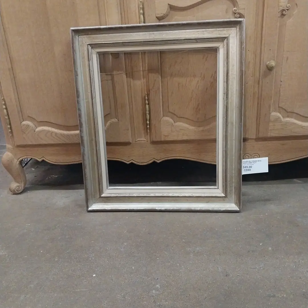 Silver Gilt Frame With White Linen Filet 1