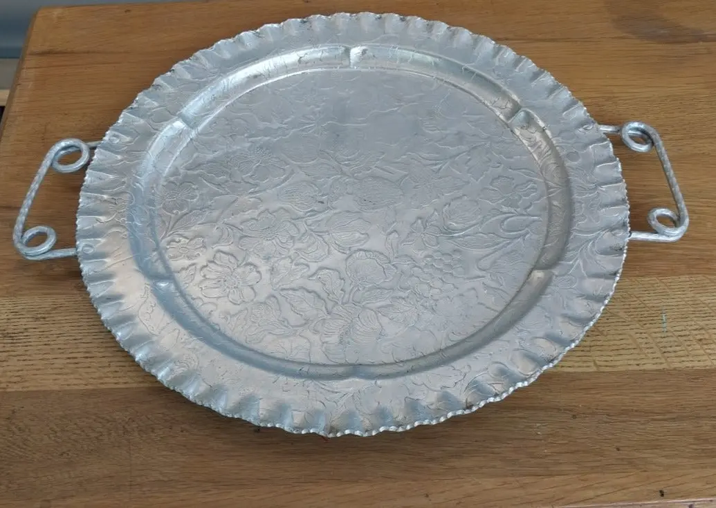 Large Round Aluminum Tray With Handles And Scalloped Edge 1