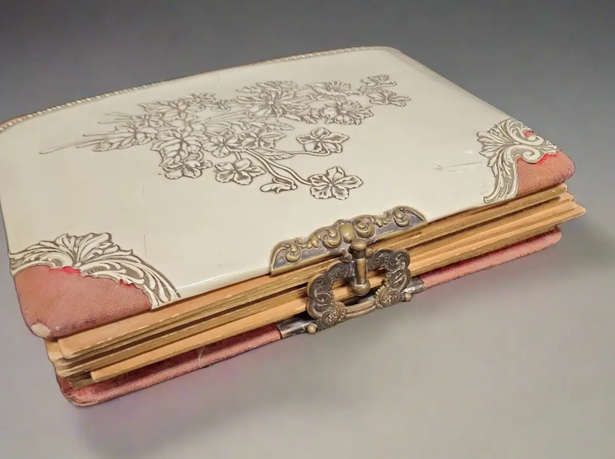1890'S Victorian Photo Album With Red Velvet Trim 1