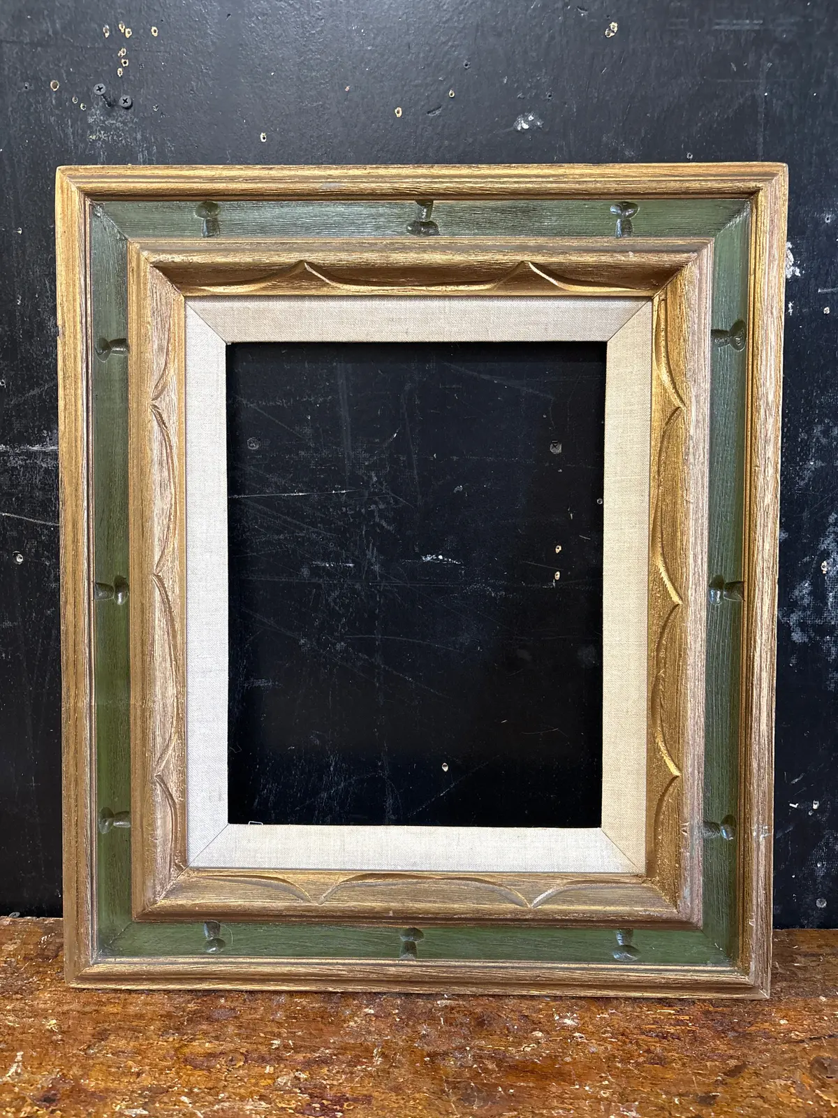Green And Gold Keyhole Frame With Linen Filet 1
